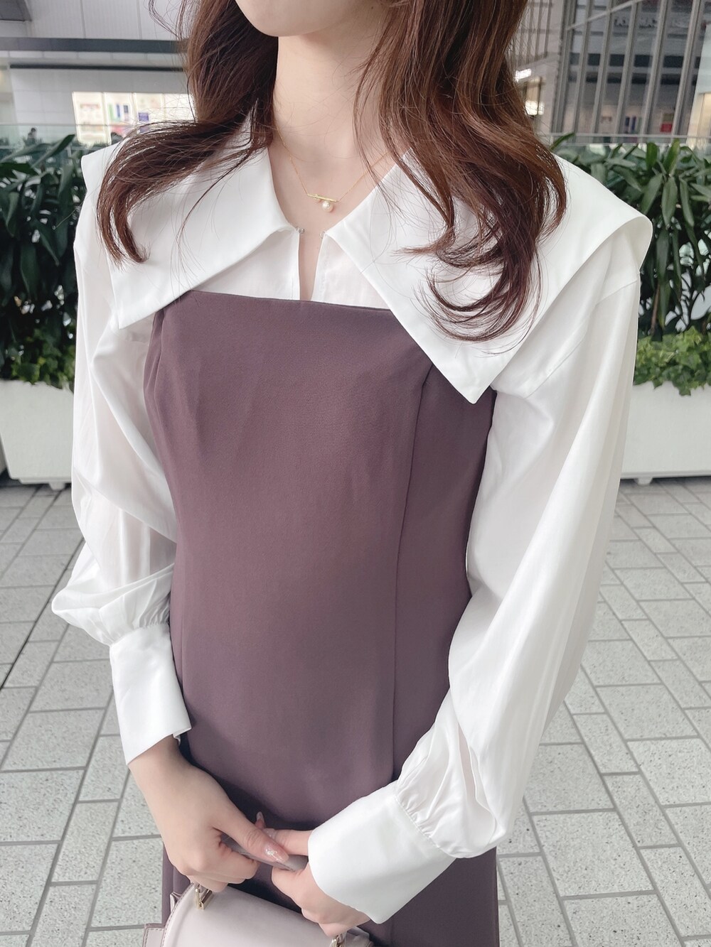 パープル系のワンピース、ブラック系のブーツを着用したレディースの冬コーディネートの6枚目の写真