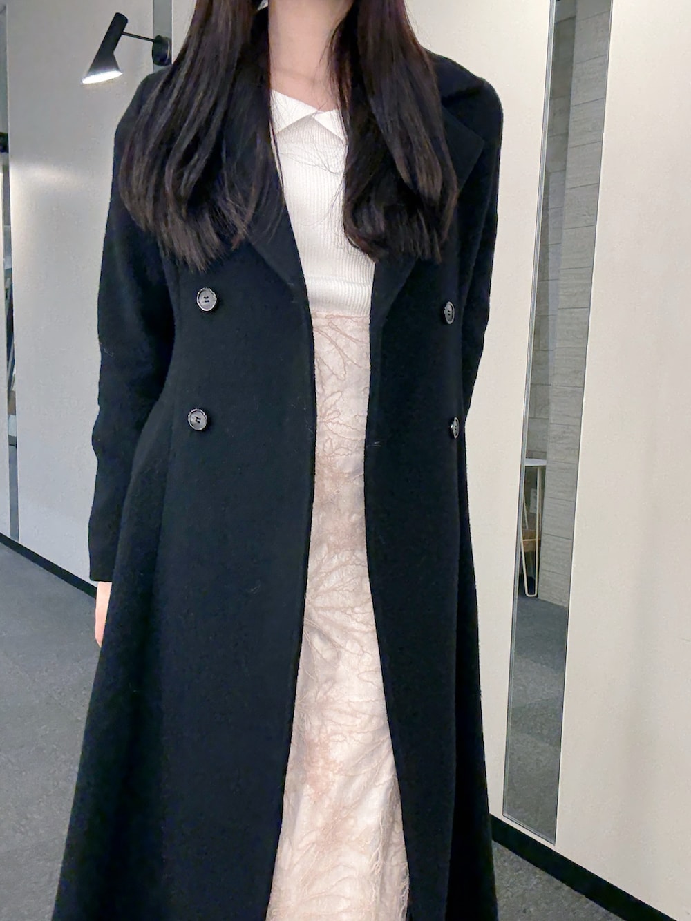 ブラック系のその他アウター、ホワイト系のニット/セーター、ピンク系のスカートを着用したレディースの秋コーディネートの6枚目の写真