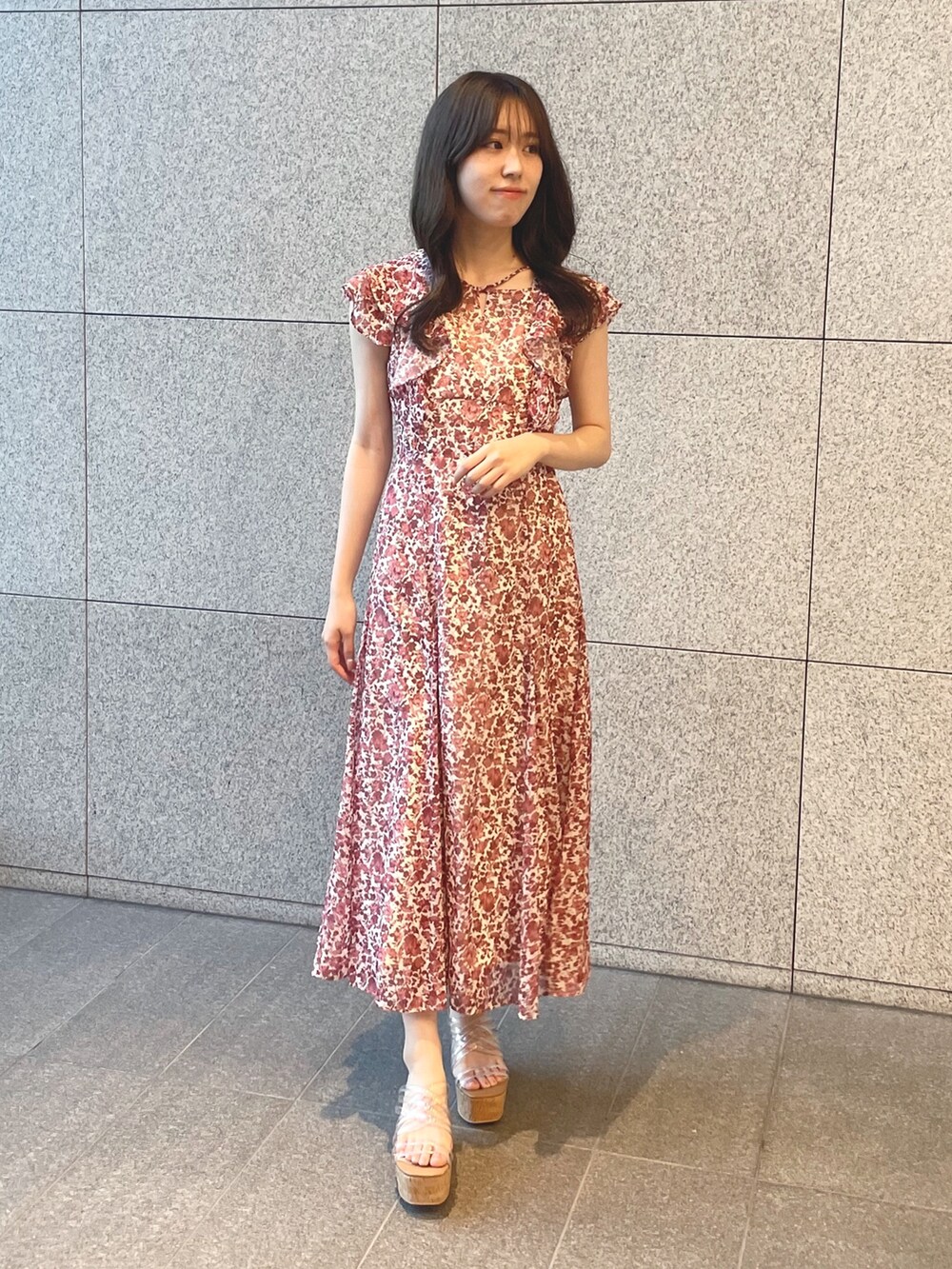 レッド系のワンピース、その他のサンダルを着用したレディースの夏コーディネートの3枚目の写真