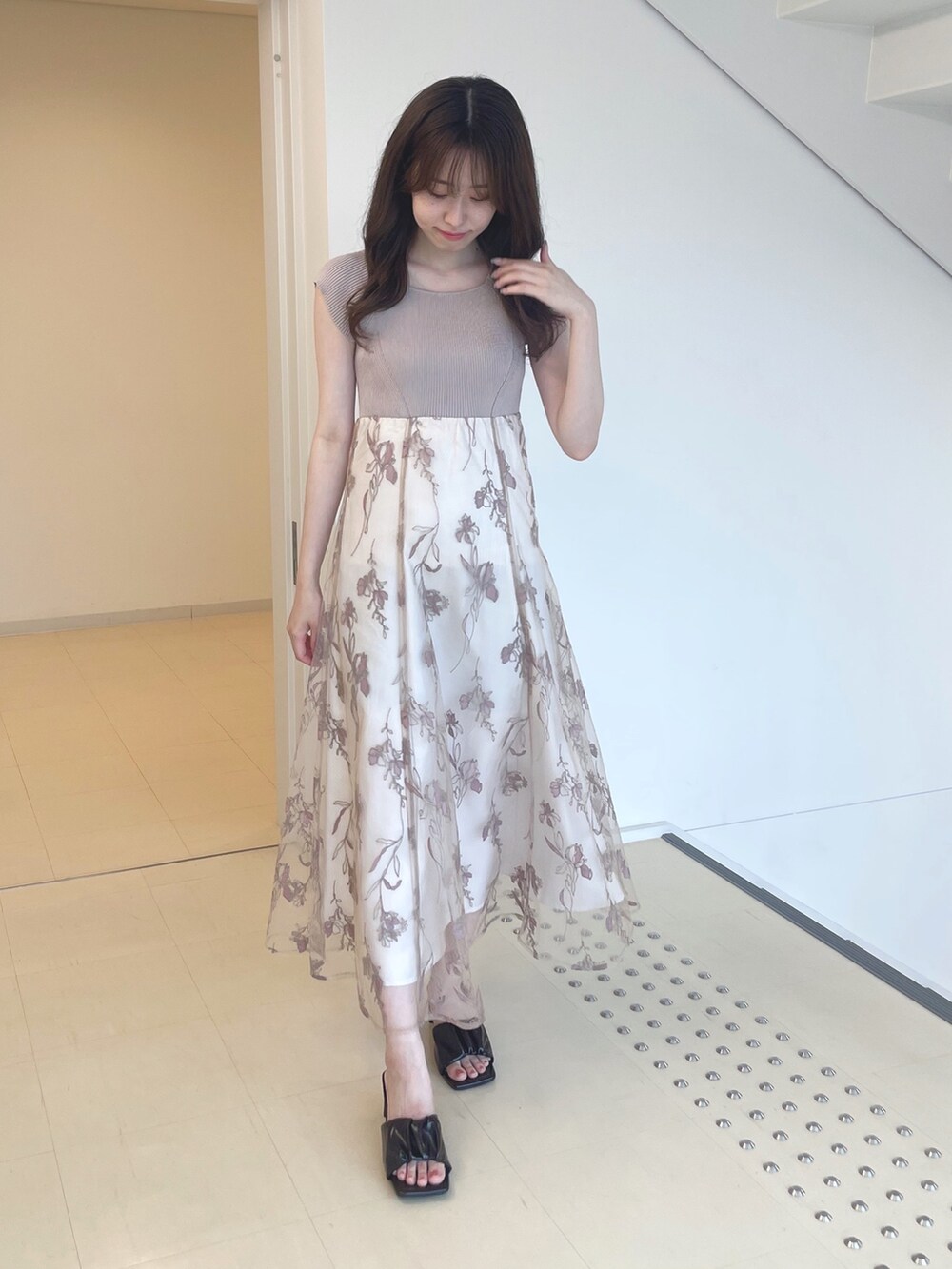 ブラウン系のサンダル、ベージュ系のワンピースを着用したレディースの夏コーディネートの2枚目の写真