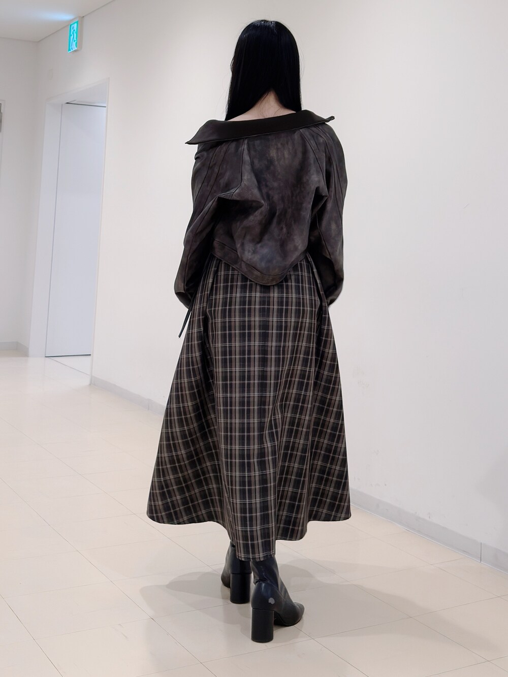 ブラウン系のブルゾン、ホワイト系のハンドバッグ、ブラウン系のワンピースを着用したレディースの秋コーディネートの5枚目の写真