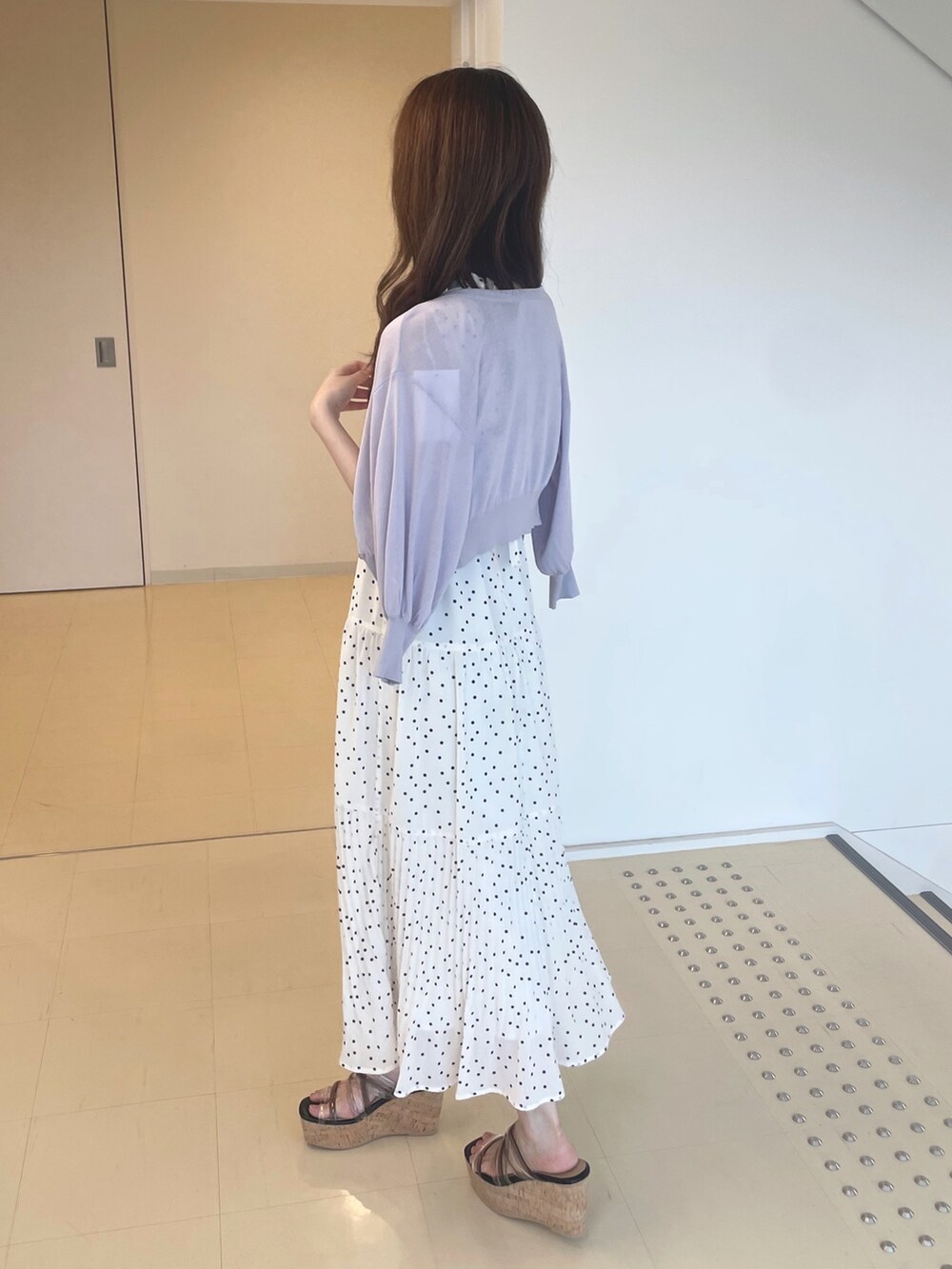 ブラック系のサンダル、ホワイト系のワンピース、パープル系のカーディガン/ボレロを着用したレディースの夏コーディネートの5枚目の写真