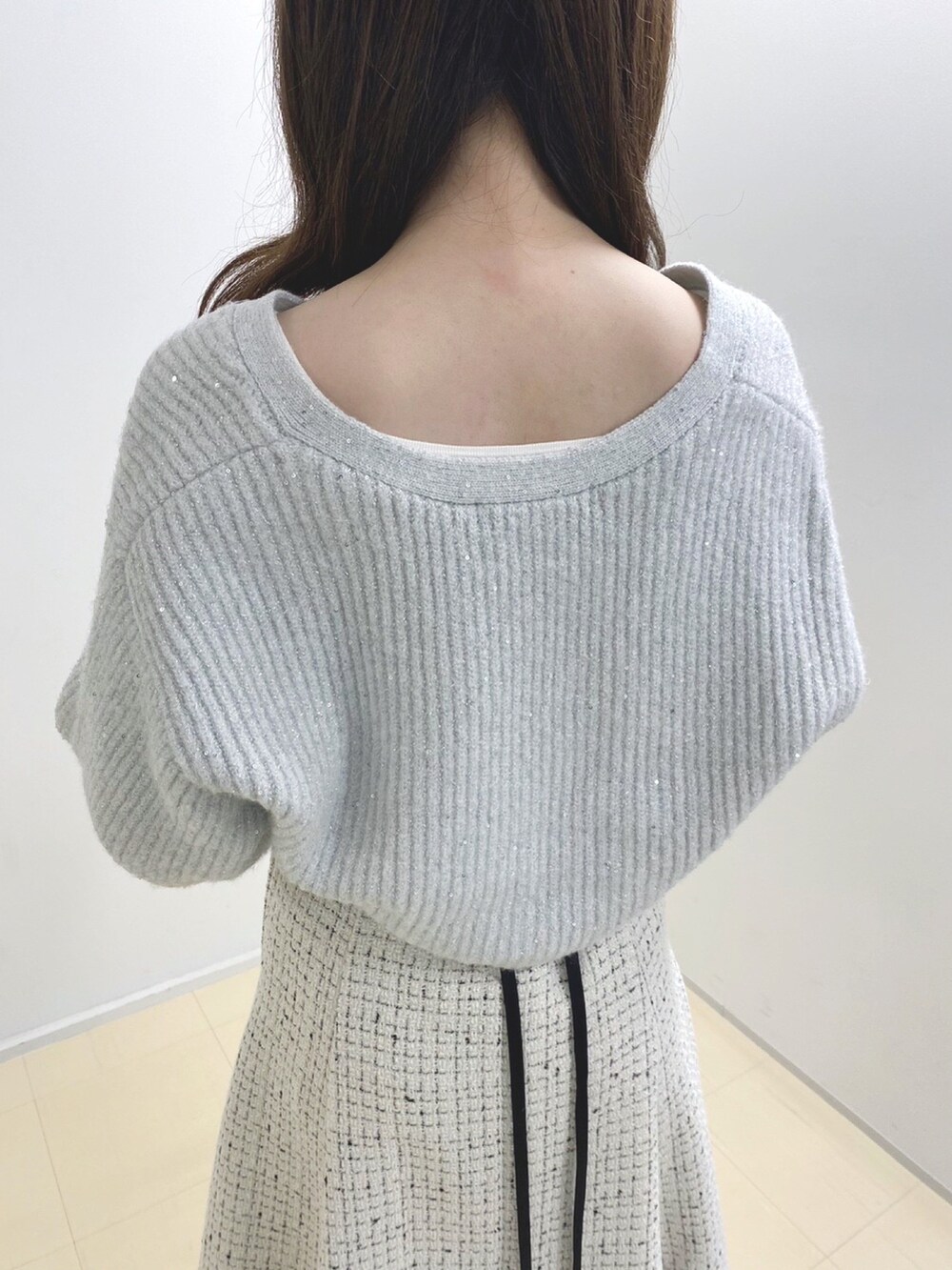 ホワイト系のニット/セーター、ホワイト系のスカート、ホワイト系のハンドバッグを着用したレディースの秋コーディネートの7枚目の写真