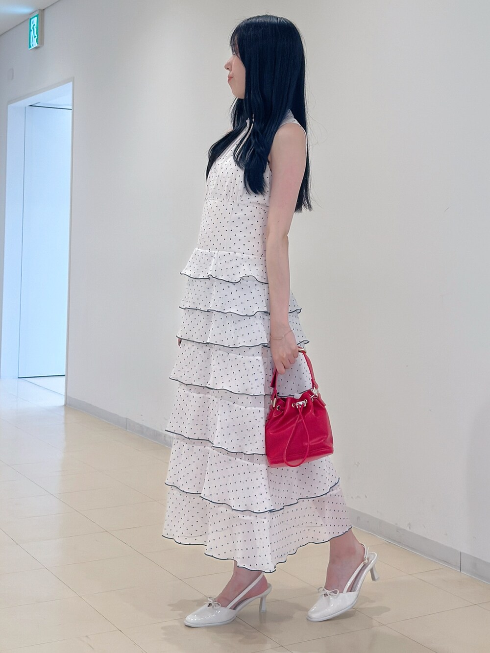 その他のワンピース、レッド系のハンドバッグ、ホワイト系のパンプスを着用したレディースの夏コーディネートの4枚目の写真