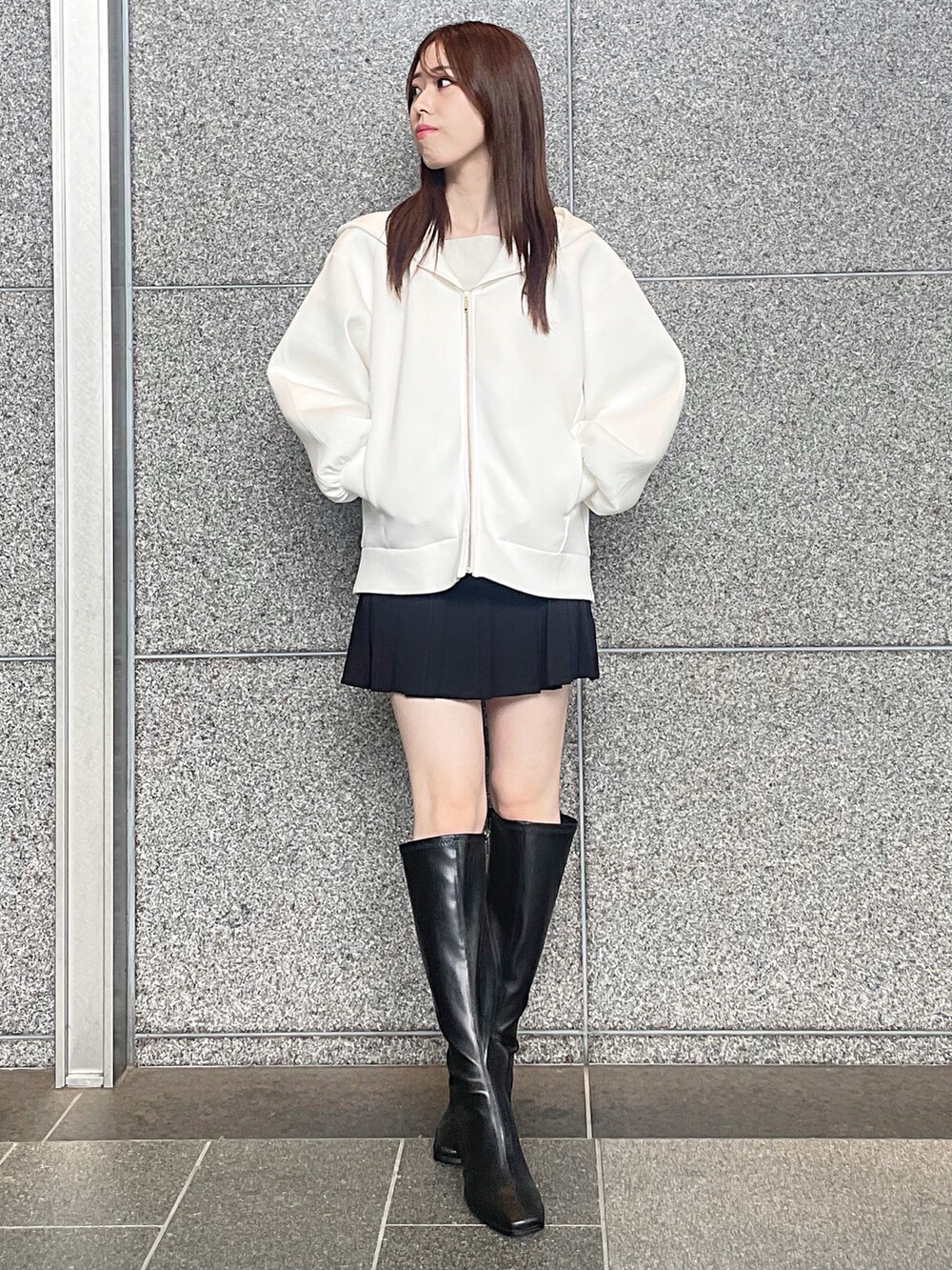 ホワイト系のパーカー、ブラック系のその他パンツ、ブラック系のブーツを着用したレディースの秋コーディネートの2枚目の写真
