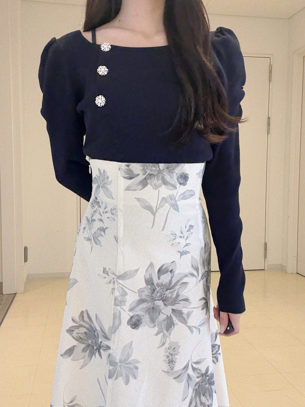 ブルー系のニット/セーター、ホワイト系のスカート、ホワイト系のショルダーバッグを着用したレディースの冬コーディネートの5枚目の写真