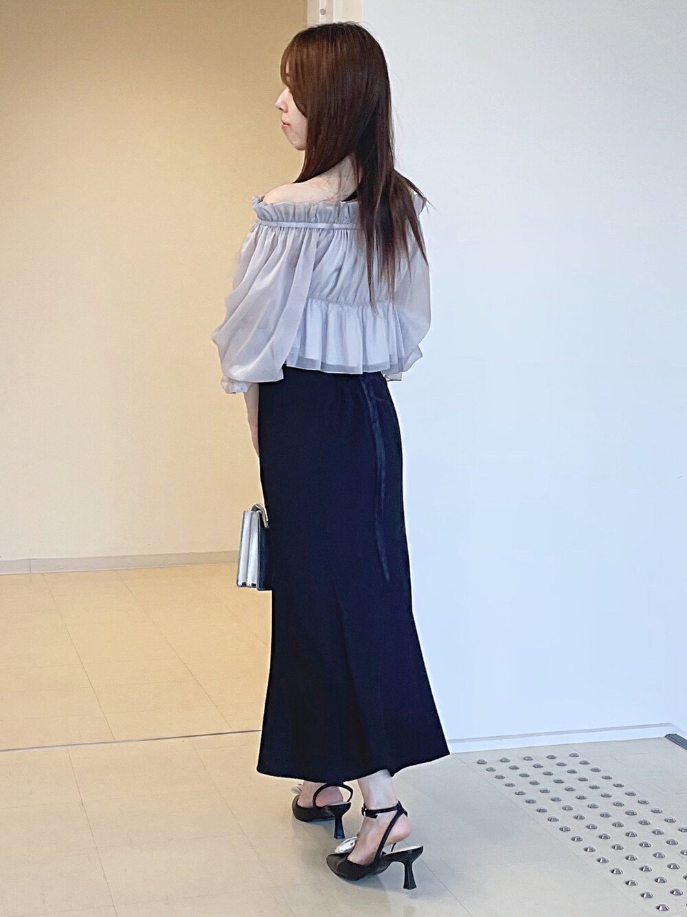 パープル系のシャツ/ブラウス、ブラック系のスカート、シルバー系のハンドバッグを着用したレディースの夏コーディネートの5枚目の写真