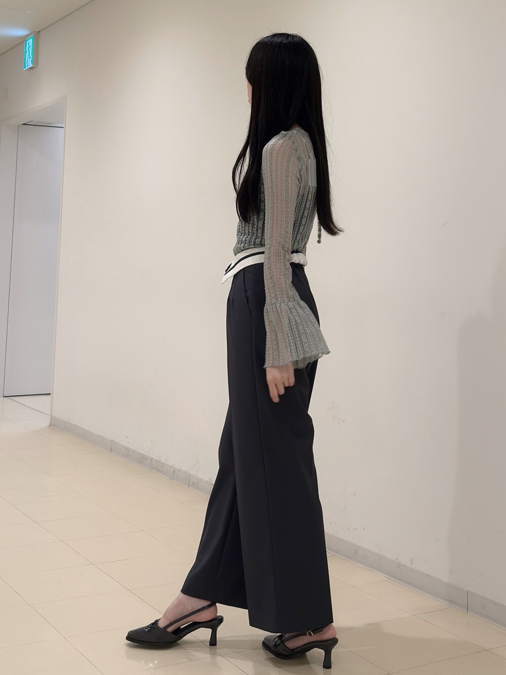 グリーン系のTシャツ/カットソー、グレー系のその他パンツ、グレー系のパンプスを着用したレディースの夏コーディネートの5枚目の写真