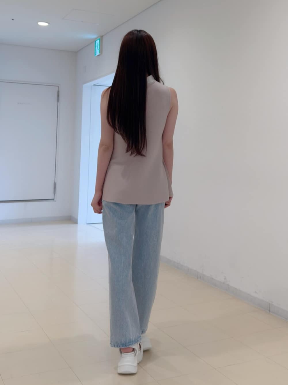 ホワイト系のサンダル、ピンク系のニット/セーター、ブルー系のデニムパンツを着用したレディースの夏コーディネートの4枚目の写真