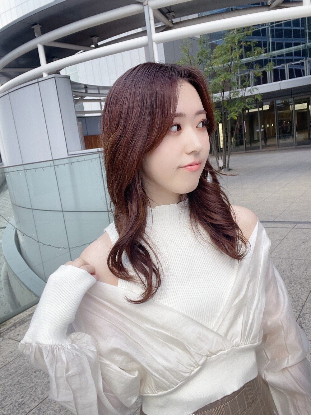 ホワイト系のムートンコート、ホワイト系のニット/セーター、ベージュ系のスカートを着用したレディースの冬コーディネートの7枚目の写真