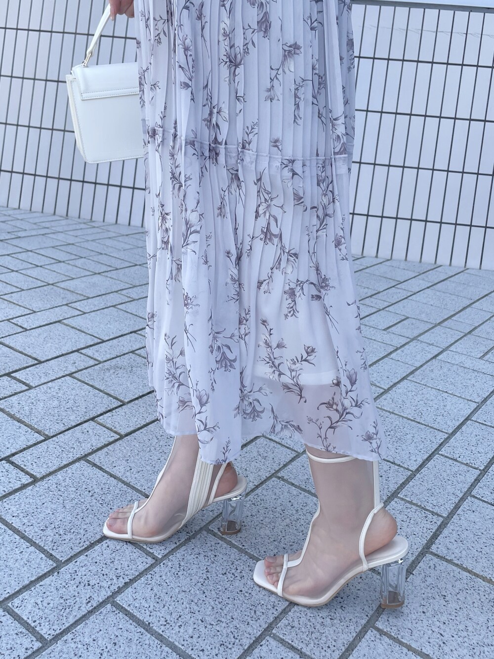 ホワイト系のトレンチコート、グレー系のワンピース、ホワイト系のブーツを着用したレディースの春コーディネートの10枚目の写真