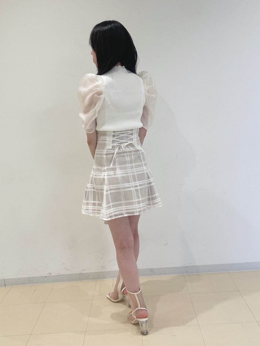 ホワイト系のニット/セーター、ホワイト系のその他パンツ、ホワイト系のショルダーバッグを着用したレディースの春コーディネートの4枚目の写真