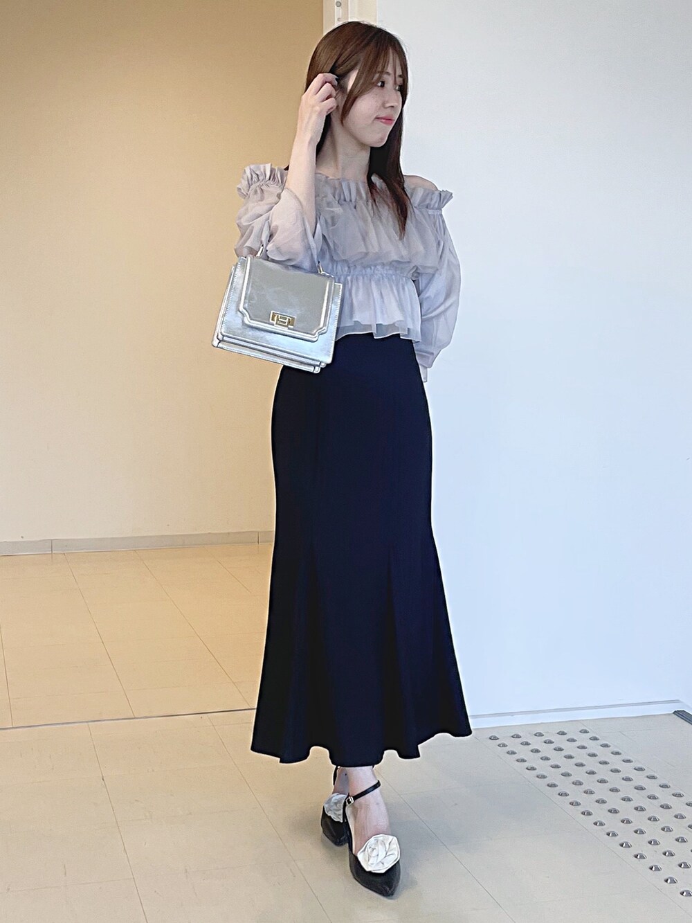 パープル系のシャツ/ブラウス、ブラック系のスカート、シルバー系のハンドバッグを着用したレディースの夏コーディネートの3枚目の写真