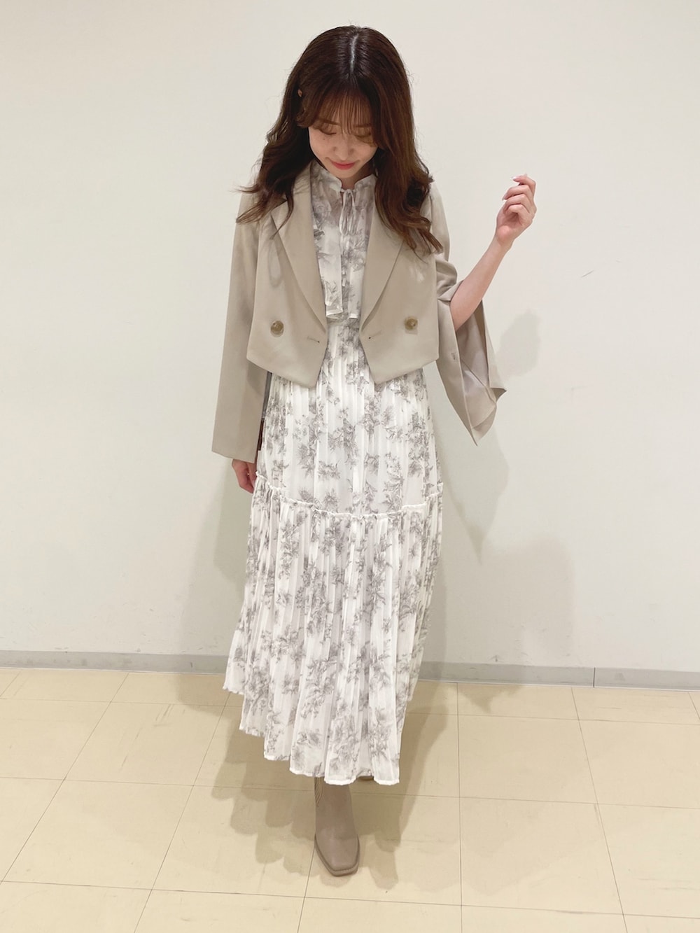 ベージュ系のワンピース、ベージュ系のテーラードジャケット、ベージュ系のブーツを着用したレディースの秋コーディネートの2枚目の写真