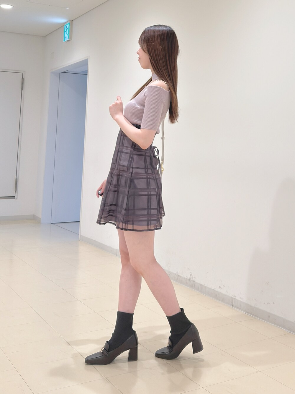 ベージュ系のニット/セーター、ブラウン系のその他パンツ、ホワイト系のショルダーバッグを着用したレディースの春コーディネートの4枚目の写真