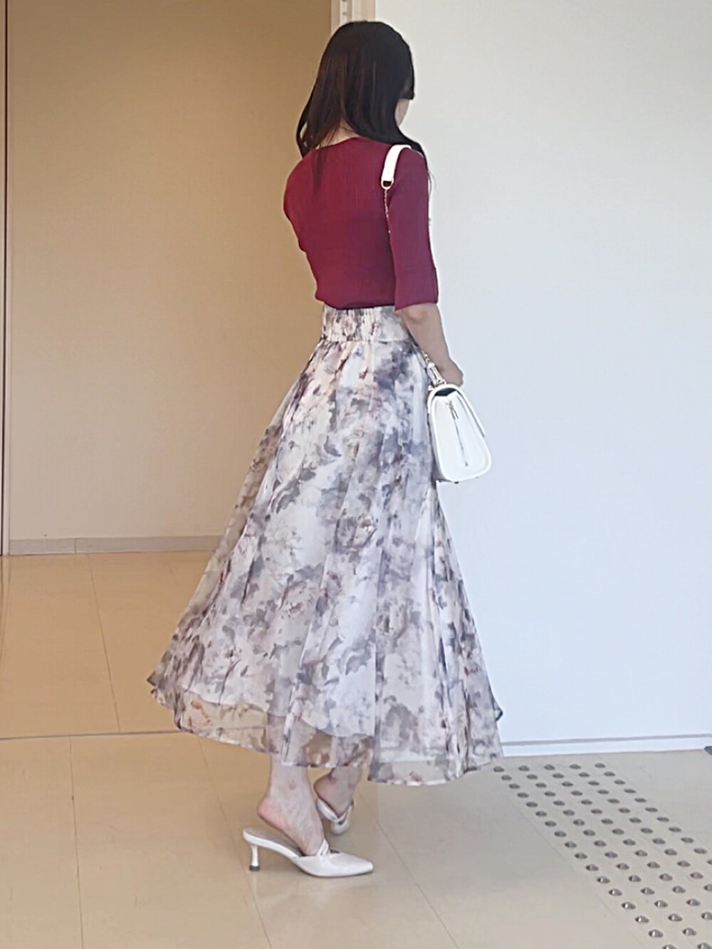 ピンク系のニット/セーター、ホワイト系のスカート、ホワイト系のショルダーバッグを着用したレディースの夏コーディネートの5枚目の写真