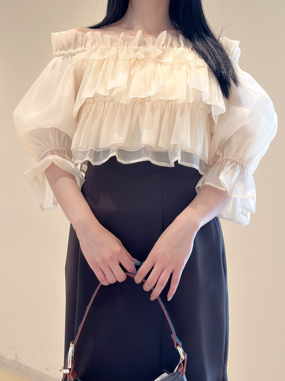 ホワイト系のシャツ/ブラウス、ブラウン系のスカート、その他のサンダルを着用したレディースの夏コーディネートの6枚目の写真