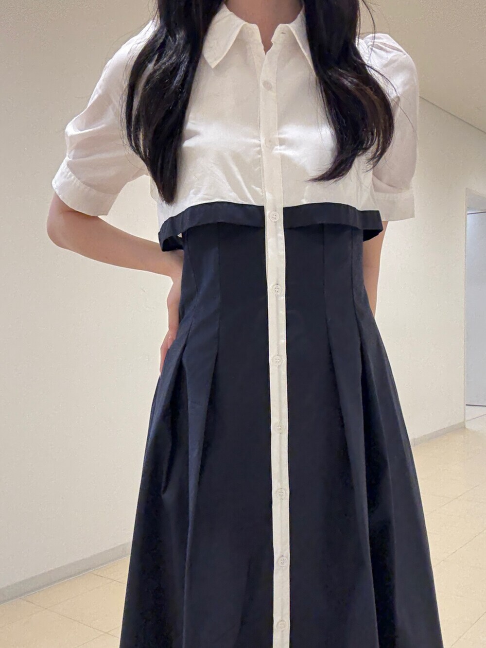 グレー系のパンプス、ブルー系のワンピースを着用したレディースの夏コーディネートの7枚目の写真