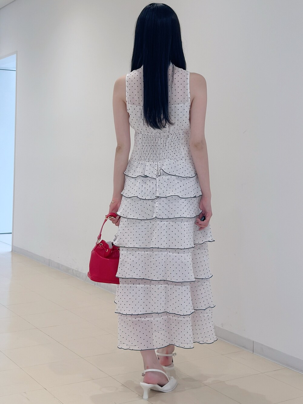 その他のワンピース、レッド系のハンドバッグ、ホワイト系のパンプスを着用したレディースの夏コーディネートの5枚目の写真