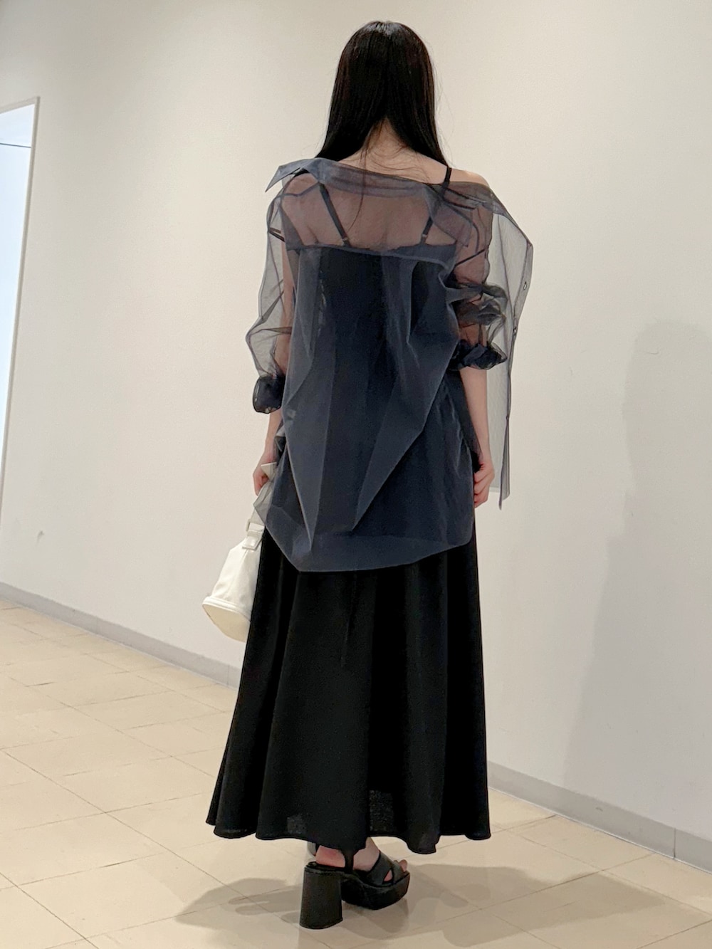 グレー系のシャツ/ブラウス、ブラック系のワンピース、ホワイト系のハンドバッグを着用したレディースの春コーディネートの6枚目の写真