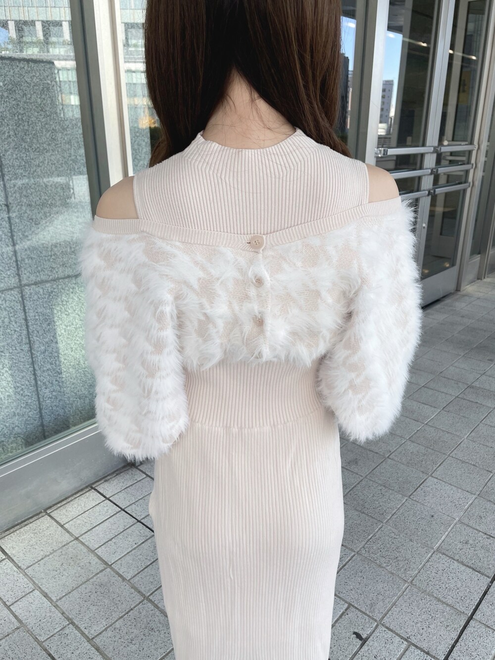 ベージュ系のワンピース、ホワイト系のショルダーバッグ、ブラック系のブーツを着用したレディースの冬コーディネートの7枚目の写真