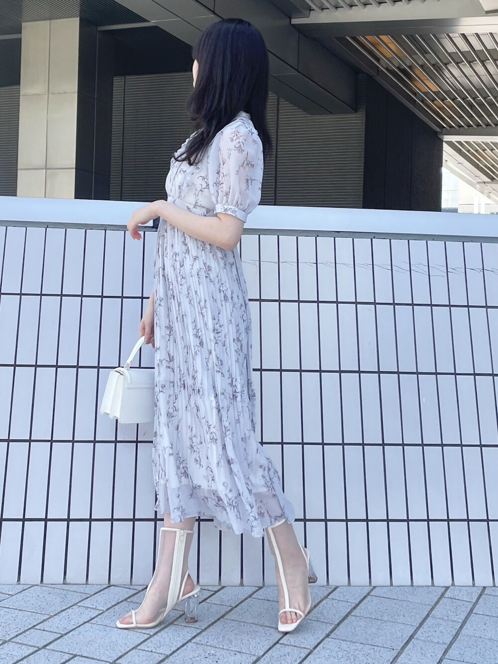 ホワイト系のトレンチコート、グレー系のワンピース、ホワイト系のブーツを着用したレディースの春コーディネートの8枚目の写真