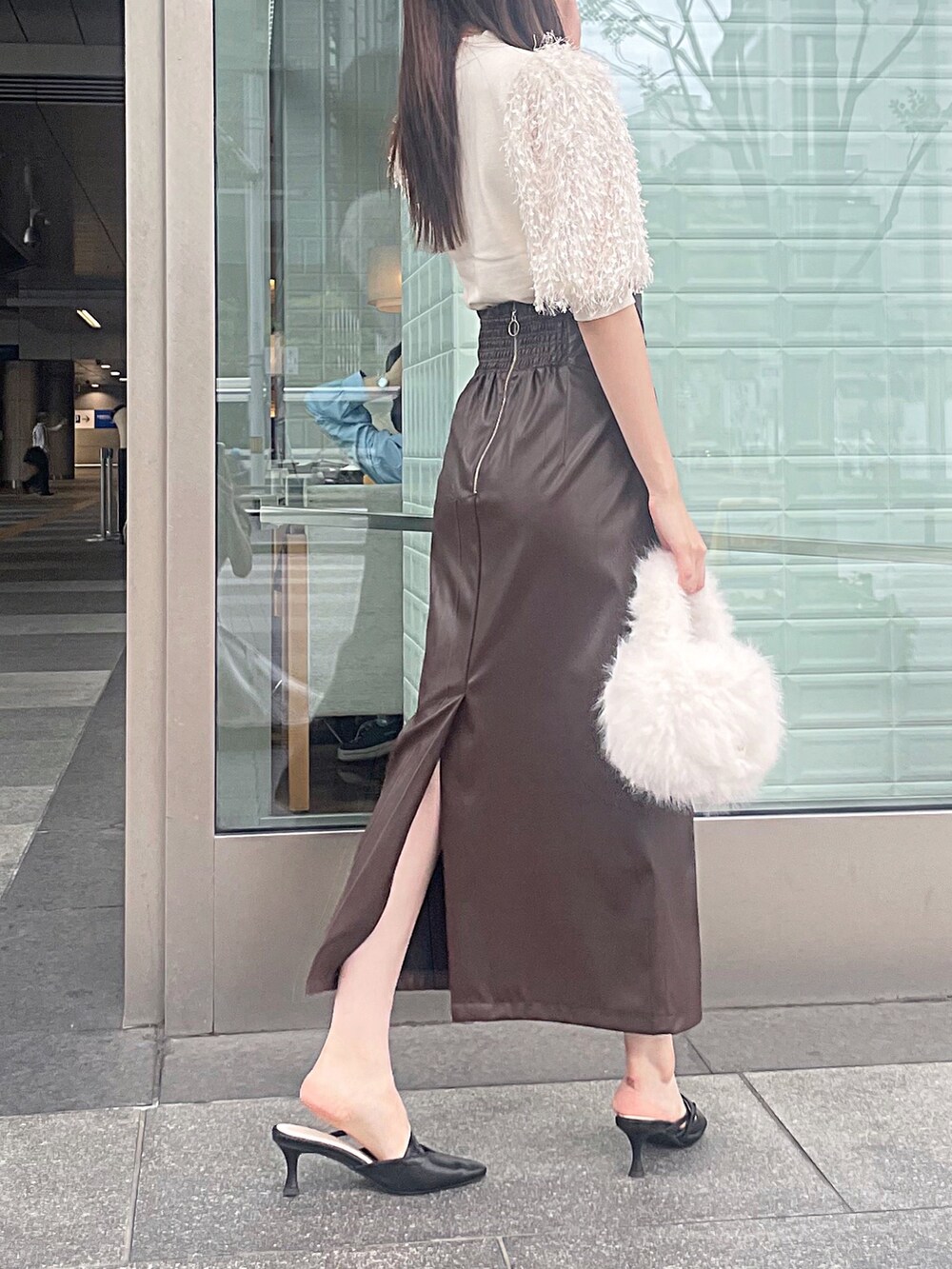 ホワイト系のニット/セーター、ブラウン系のスカート、ホワイト系のハンドバッグを着用したレディースの夏コーディネートの6枚目の写真