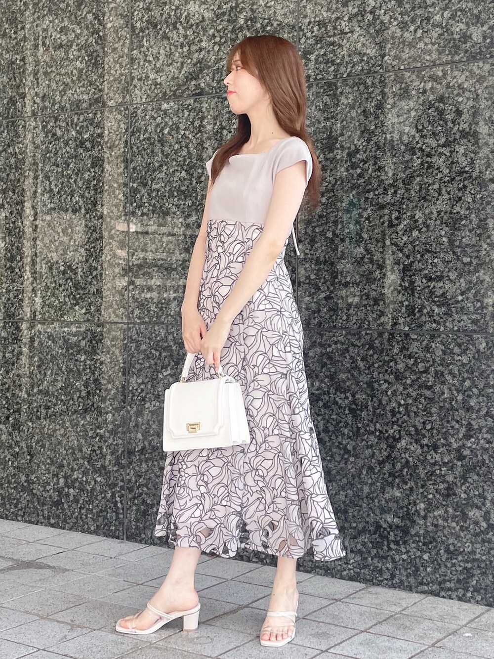ベージュ系のワンピース、ホワイト系のハンドバッグ、その他のサンダルを着用したレディースの夏コーディネートの4枚目の写真