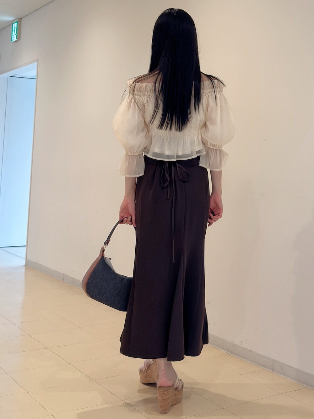 ホワイト系のシャツ/ブラウス、ブラウン系のスカート、その他のサンダルを着用したレディースの夏コーディネートの5枚目の写真