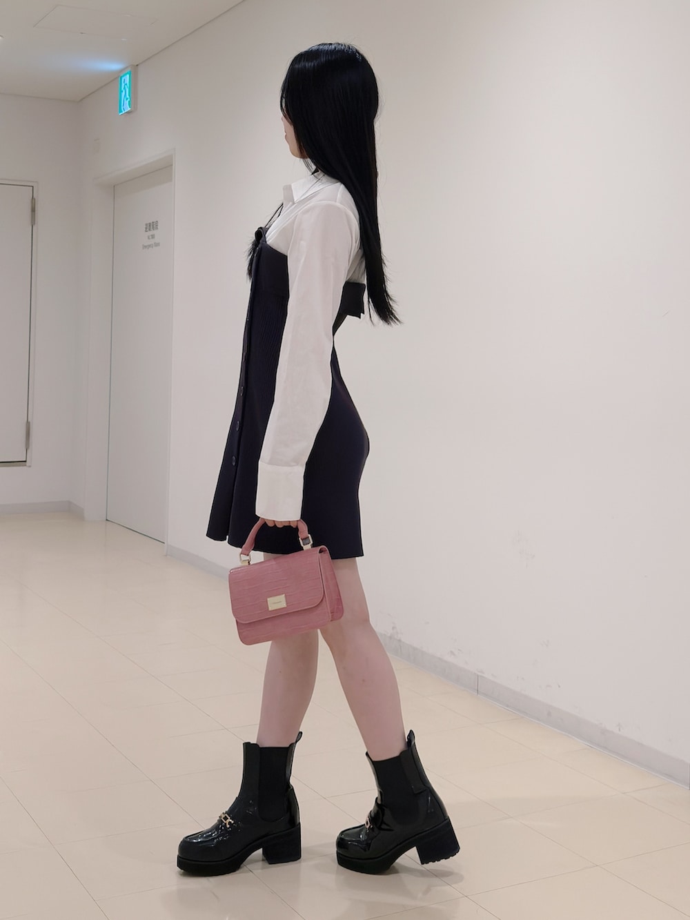 ホワイト系のワンピース、ピンク系のハンドバッグ、ブラック系のブーツを着用したレディースの秋コーディネートの3枚目の写真