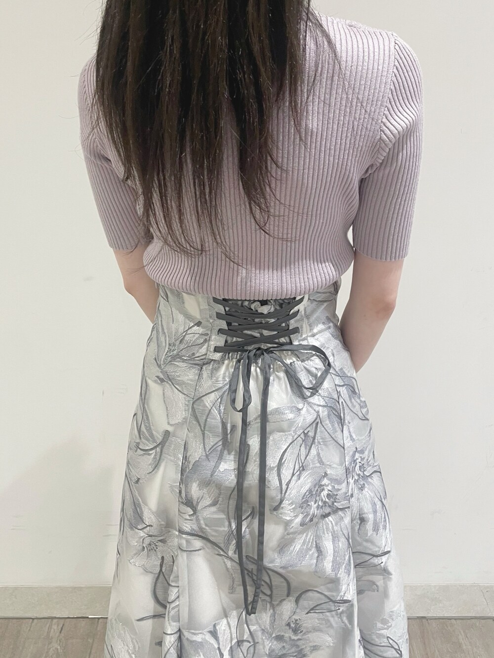 ホワイト系のパンプス、ピンク系のニット/セーター、グレー系のスカートを着用したレディースの春コーディネートの7枚目の写真