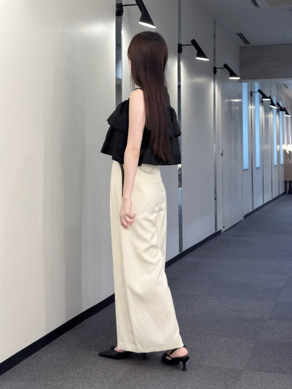 ブラック系のサンダル、ブラック系のシャツ/ブラウス、ホワイト系のその他パンツを着用したレディースの夏コーディネートの3枚目の写真