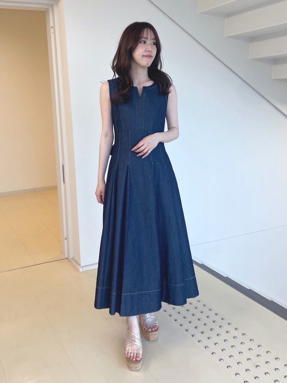 ブルー系のワンピース、その他のサンダル、ホワイト系のシャツ/ブラウスを着用したレディースの春コーディネートの2枚目の写真