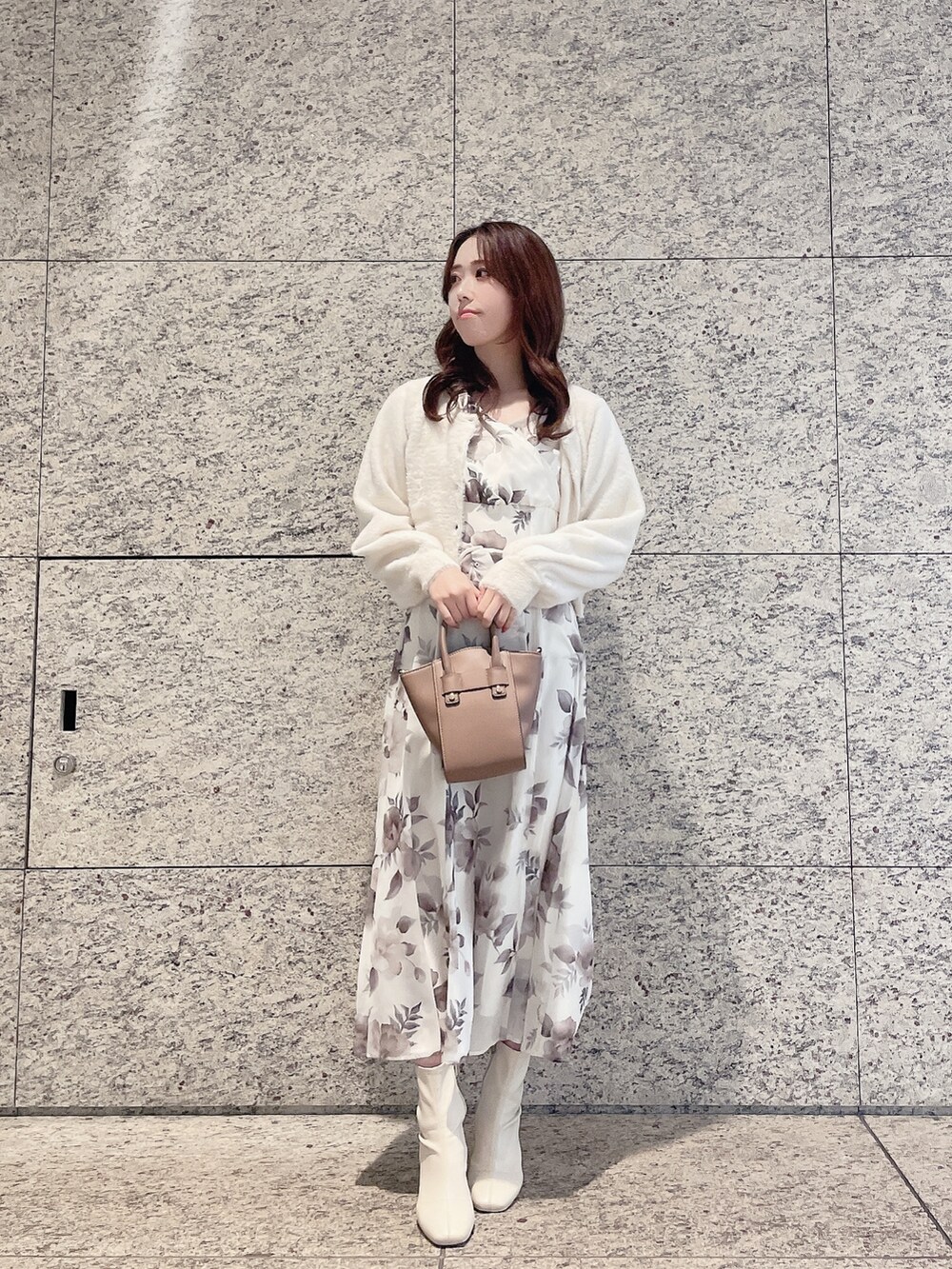ホワイト系のワンピース、ホワイト系のカーディガン/ボレロ、ホワイト系のブーツを着用したレディースの冬コーディネートの3枚目の写真