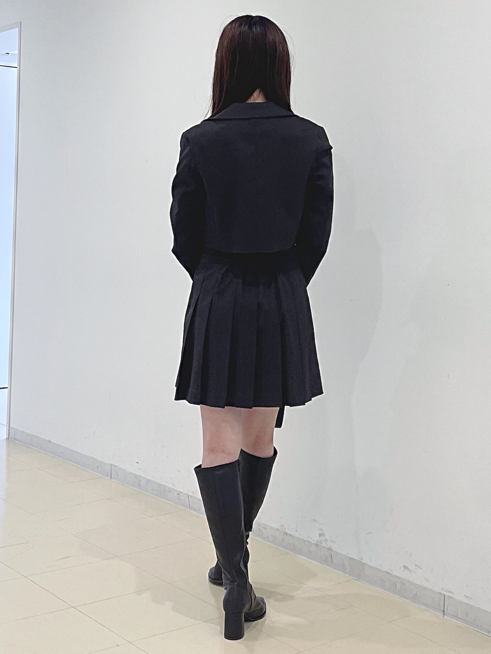 ブラウン系のその他パンツ、ブラウン系のテーラードジャケット、ブラック系のニット/セーターを着用したレディースの秋コーディネートの4枚目の写真