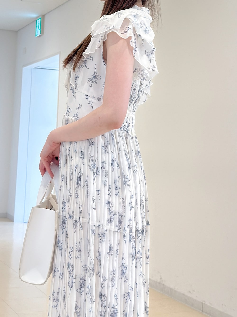 ホワイト系のワンピース、ホワイト系のトートバッグ、その他のサンダルを着用したレディースの春コーディネートの7枚目の写真