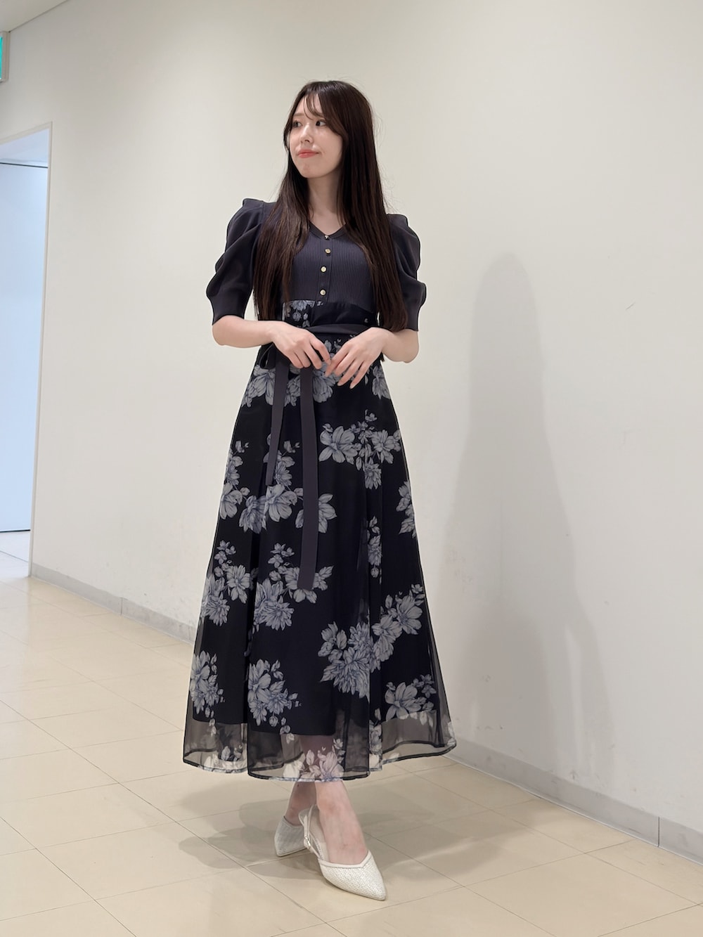 グレー系のワンピース、ホワイト系のパンプスを着用したレディースの夏コーディネートの3枚目の写真
