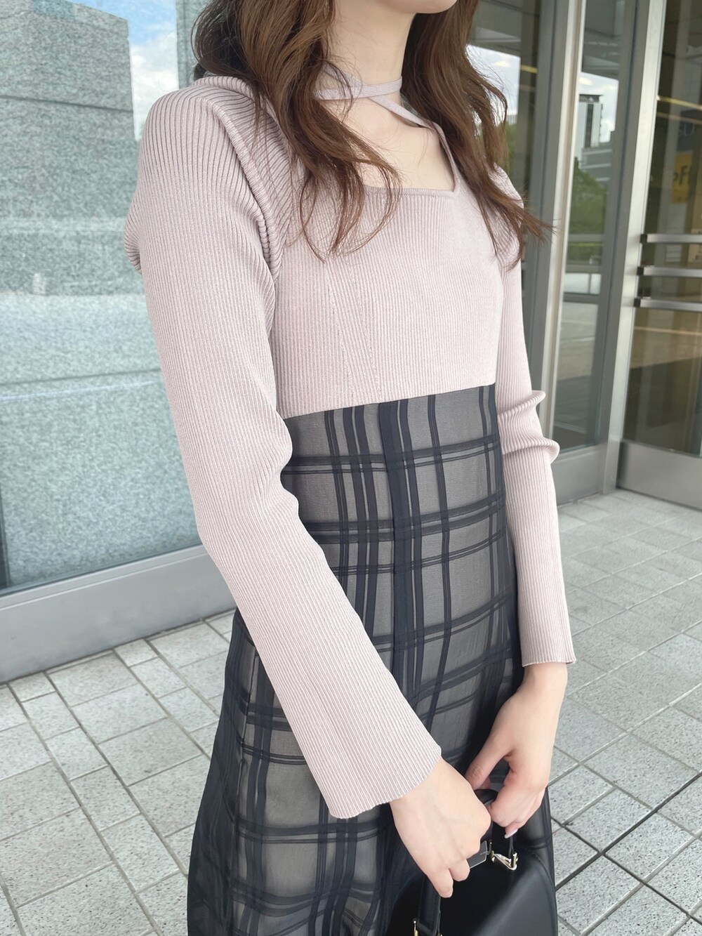 ピンク系のワンピース、ブラック系のショルダーバッグ、ブラック系のブーツを着用したレディースの秋コーディネートの6枚目の写真