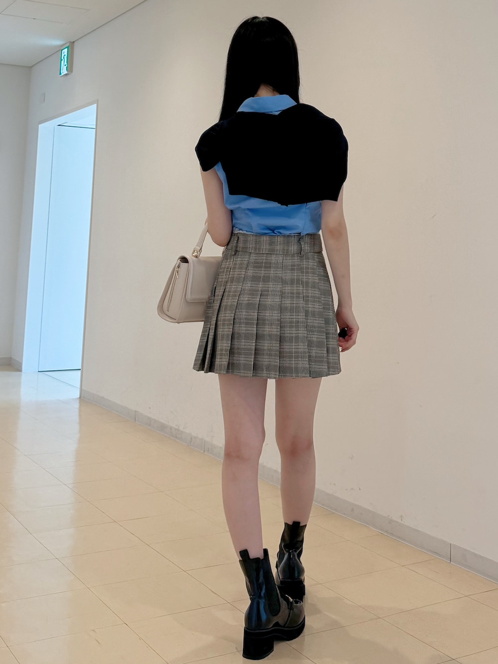 ブルー系のシャツ/ブラウス、グレー系のスカート、ホワイト系のハンドバッグを着用したレディースの夏コーディネートの5枚目の写真