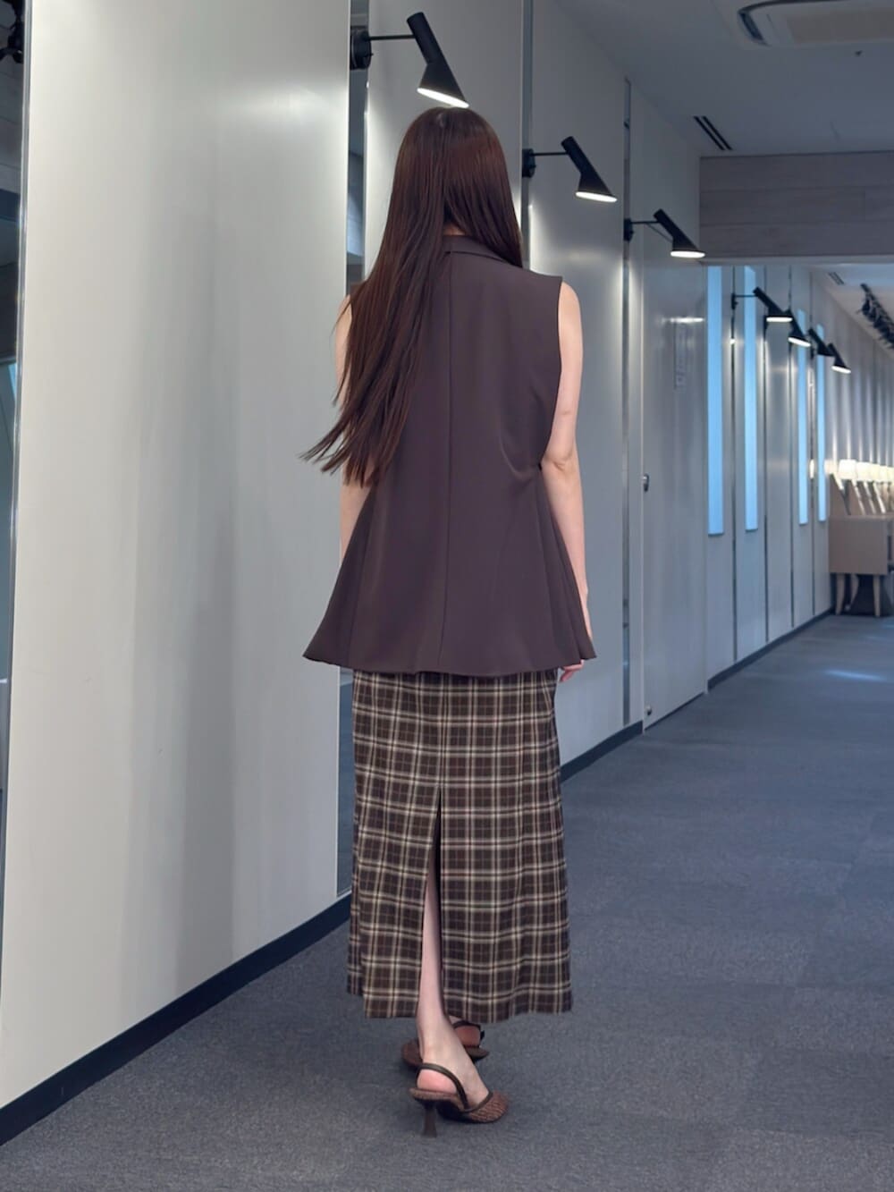 ブラウン系のパンプス、ブラウン系のベスト、その他のワンピースを着用したレディースの夏コーディネートの4枚目の写真