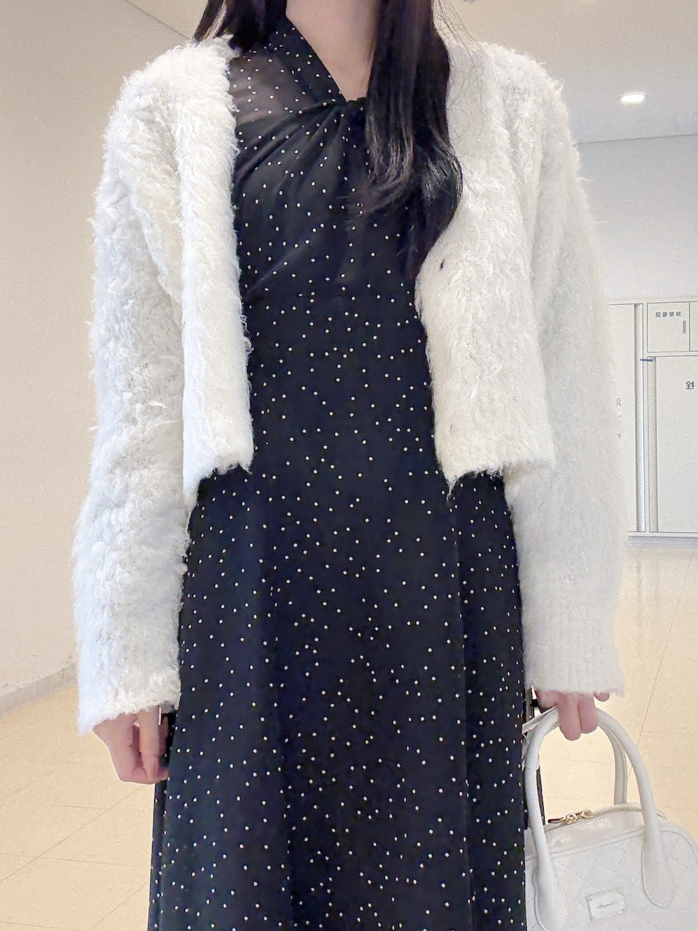 ホワイト系のカーディガン/ボレロ、その他のワンピース、ホワイト系のハンドバッグを着用したレディースの秋コーディネートの5枚目の写真