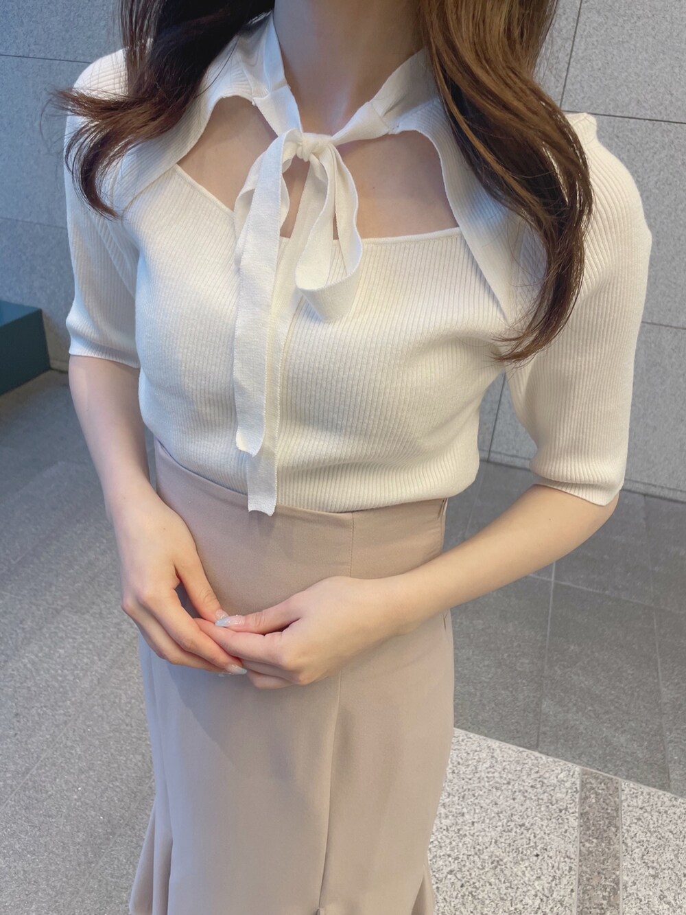 ピンク系のスカート、ホワイト系のサンダル、ホワイト系のニット/セーターを着用したレディースの春コーディネートの4枚目の写真