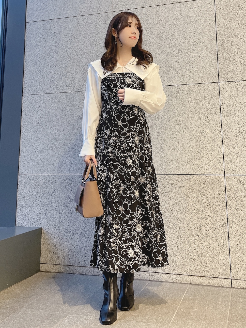 ブラック系のブーツ、その他のワンピース、ブラウン系のハンドバッグを着用したレディースの冬コーディネートの4枚目の写真