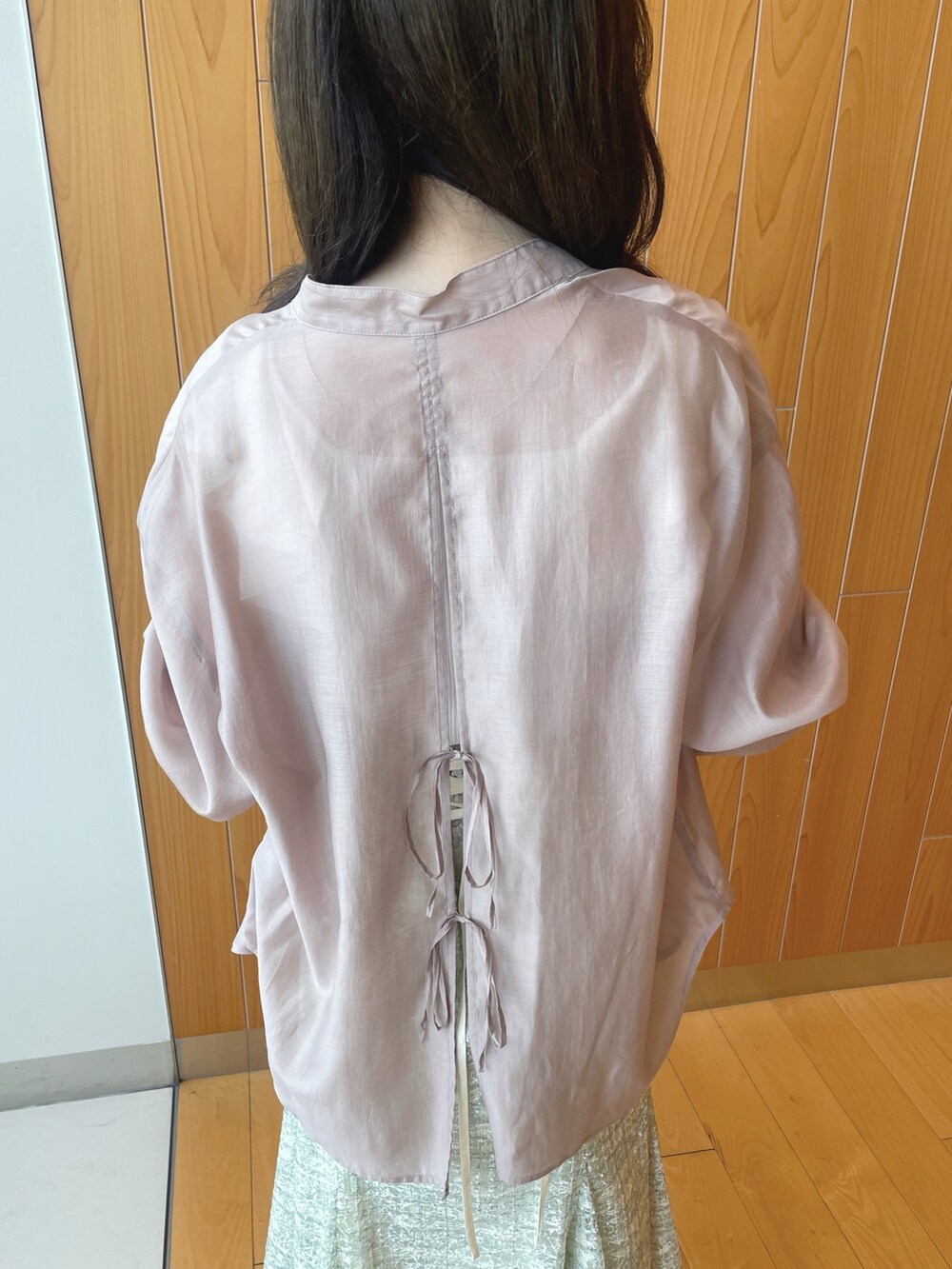 ベージュ系のシャツ/ブラウス、ホワイト系のニット/セーター、グリーン系のスカートを着用したレディースの春コーディネートの8枚目の写真