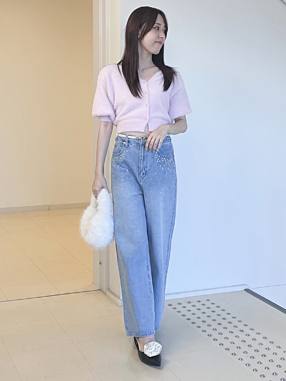 ピンク系のカーディガン/ボレロ、ブルー系のデニムパンツ、ホワイト系のハンドバッグを着用したレディースの夏コーディネートの3枚目の写真