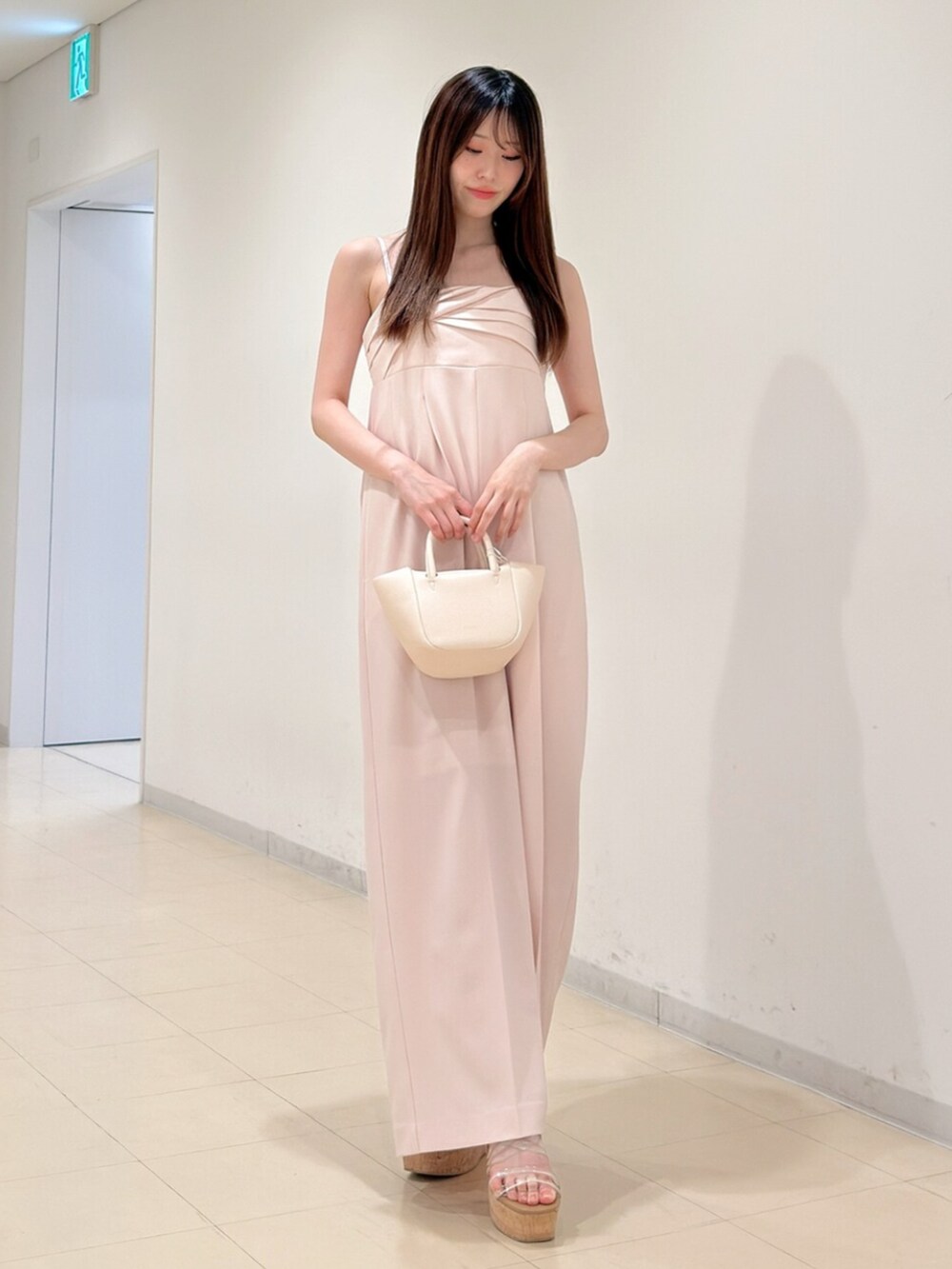 「ドライブ、今日のコーデ、春服、オトナカジュアル、春ファッション、大人ファッション、おでかけコーデ、パンツスタイル、オールインワン」｜「MERCURYDUOのクリアチューブウェッジサンダル（サンダル、その他）」を使った、AMIさん（レディース・158cm）の春コーディネートの5枚目の写真