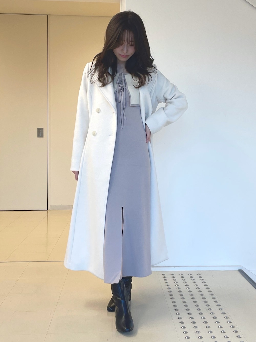 ホワイト系のその他アウター、ピンク系のワンピース、ブラック系のブーツを着用したレディースの秋コーディネートの2枚目の写真