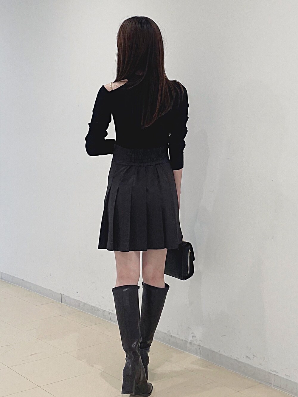 ブラウン系のその他パンツ、ブラウン系のテーラードジャケット、ブラック系のニット/セーターを着用したレディースの秋コーディネートの9枚目の写真