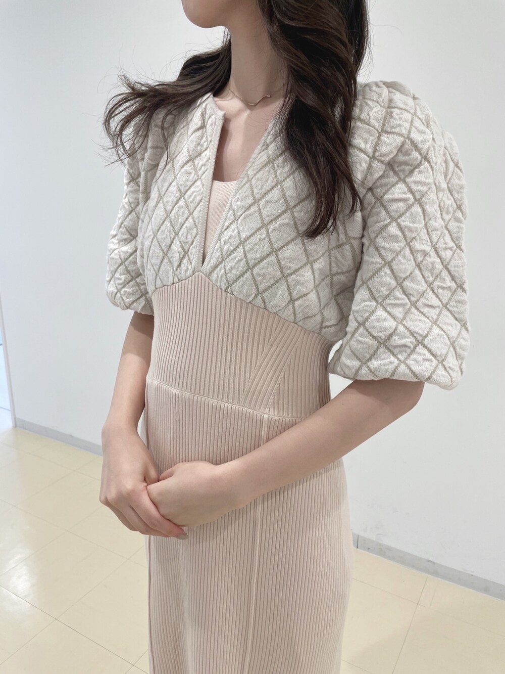 「キルティング、ワンピース、ライダースジャケット、ライダースコーデ、フェミニン、大人コーデ」｜「MERCURYDUOのキルティングジャカードニットワンピース（ワンピース、ホワイト系）」を使った、AMIさん（レディース・158cm）の秋コーディネートの5枚目の写真