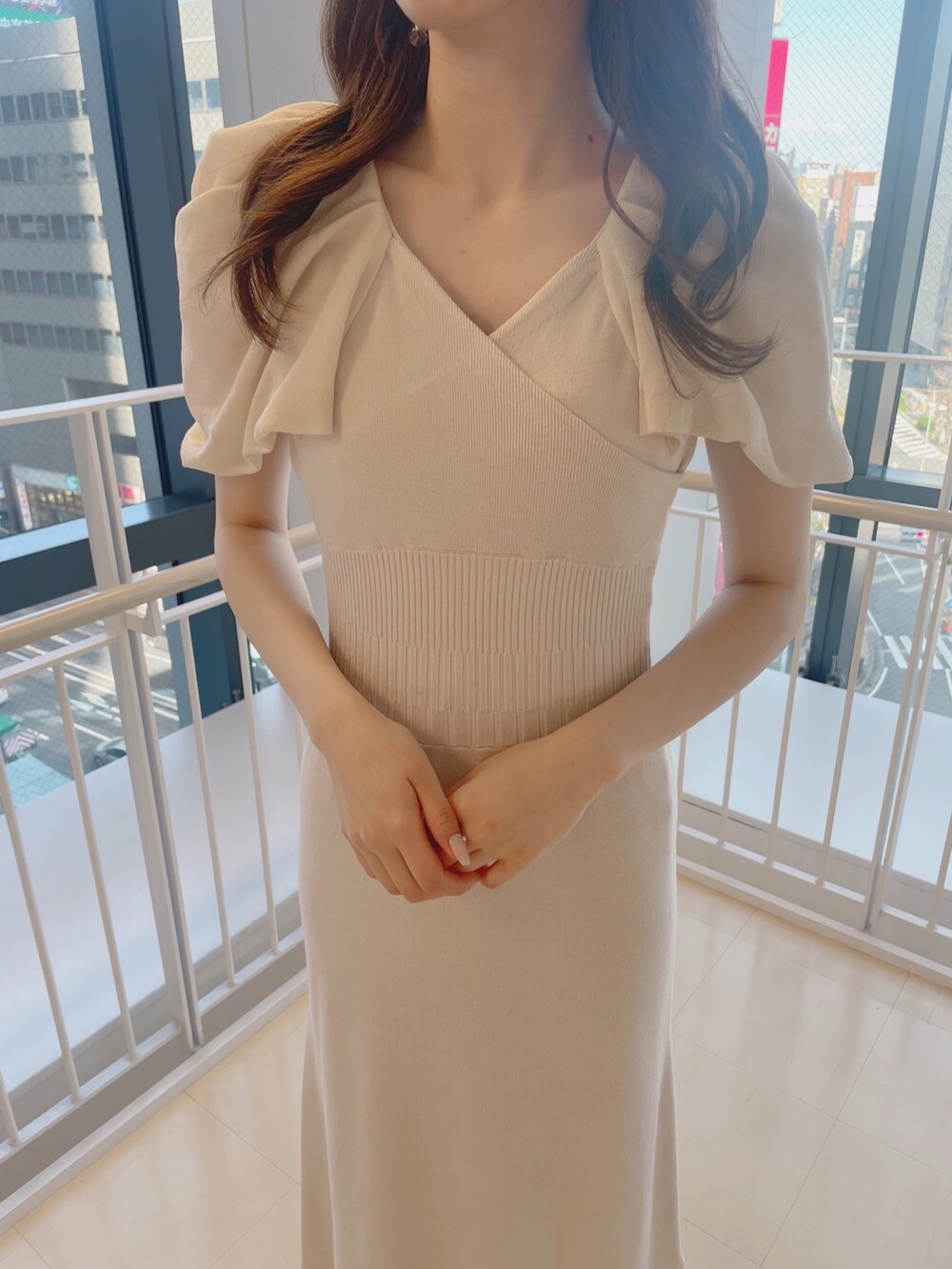 ホワイト系のワンピース、ホワイト系のサンダルを着用したレディースの春コーディネートの5枚目の写真